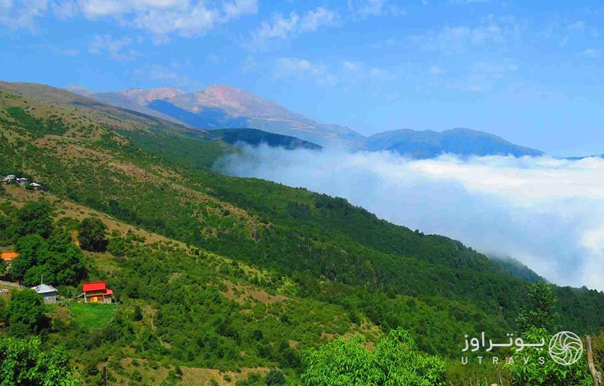 بخشی از کوه‌های سرسبز و مه‌گرفته در جنگل دالخانی رامسر 